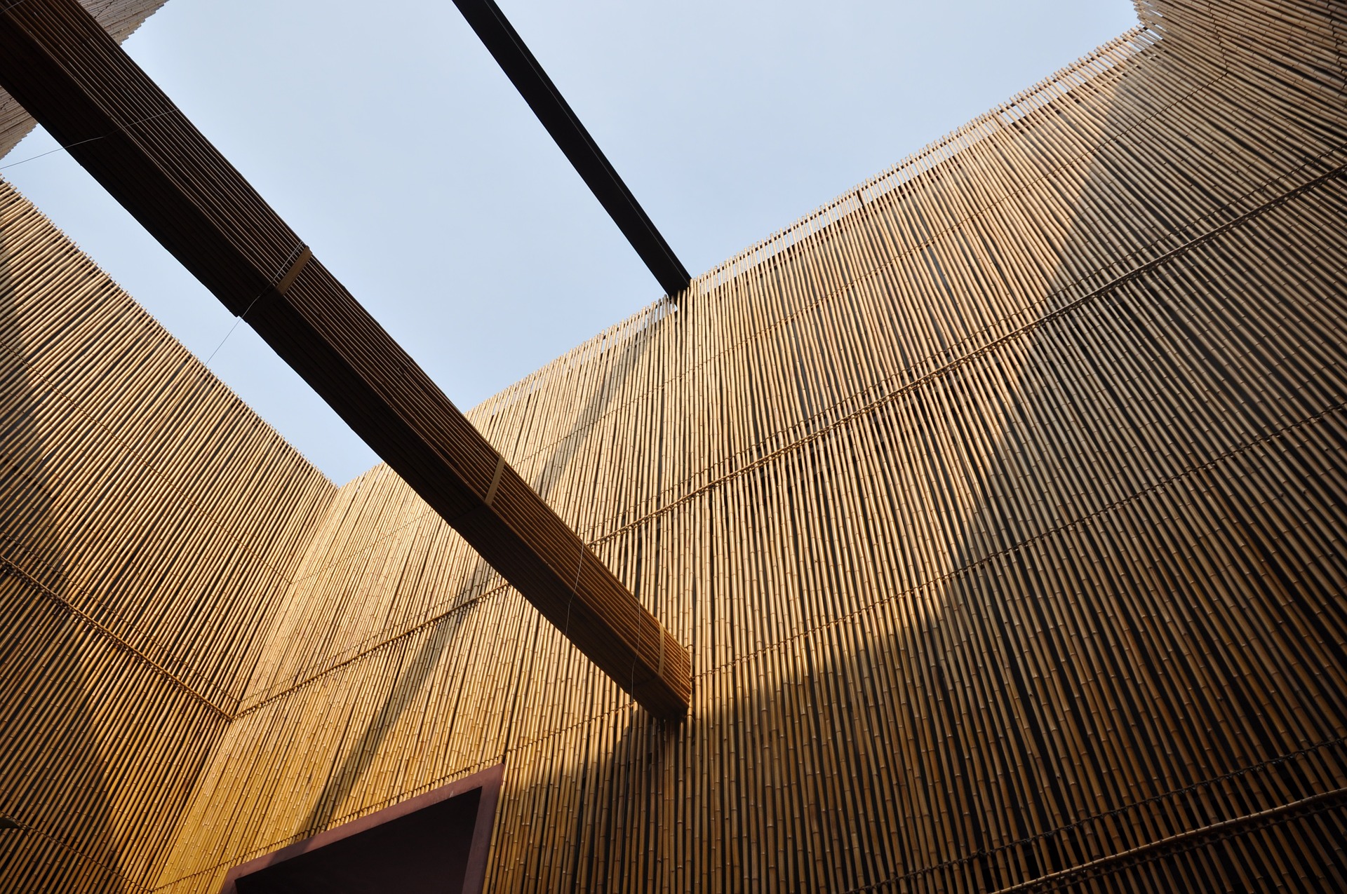 Parquet bambou naturel — salon contemporain — finition mate apaisante