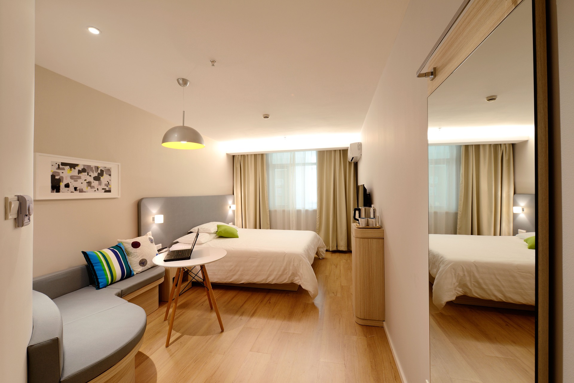 Chambre décorée dans un style bohème chaud et lumineux