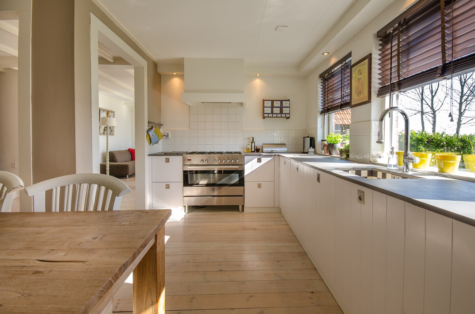 Cuisine ouverte déco parquet bois — ambiance conviviale et lumineuse