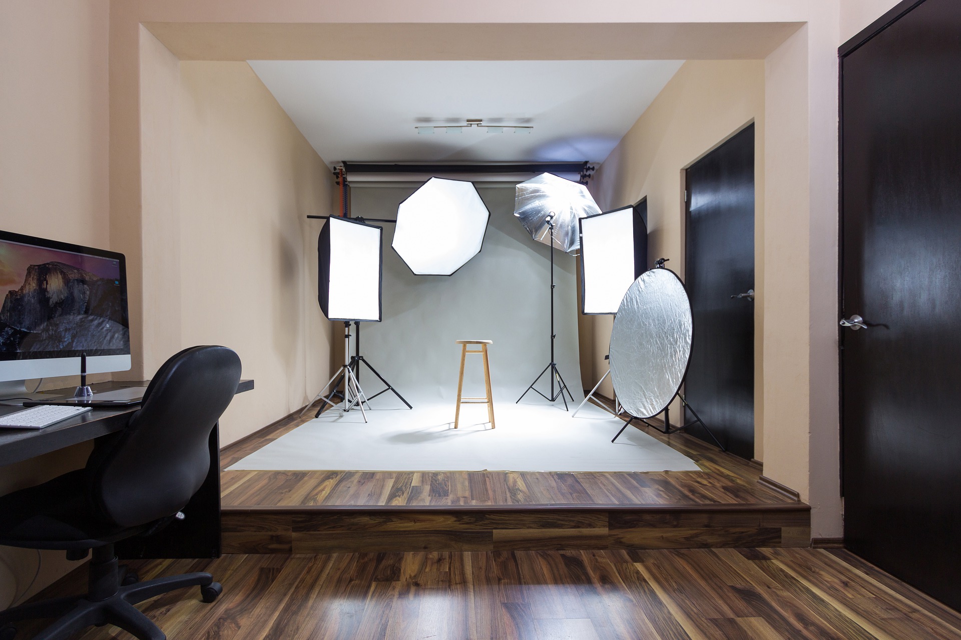 Parquet Chêne vitrifié — salon lumineux — finition brillante