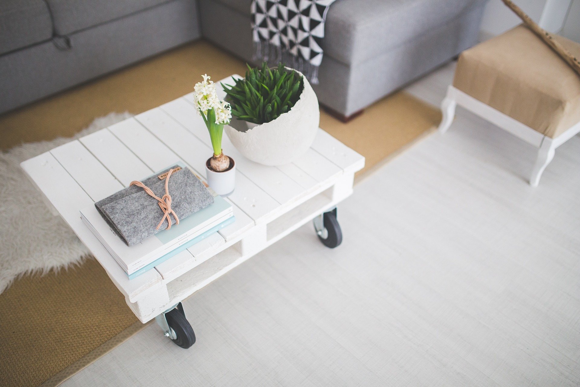 Déco scandinave — salon lumineux — bois clair et teintes pastels