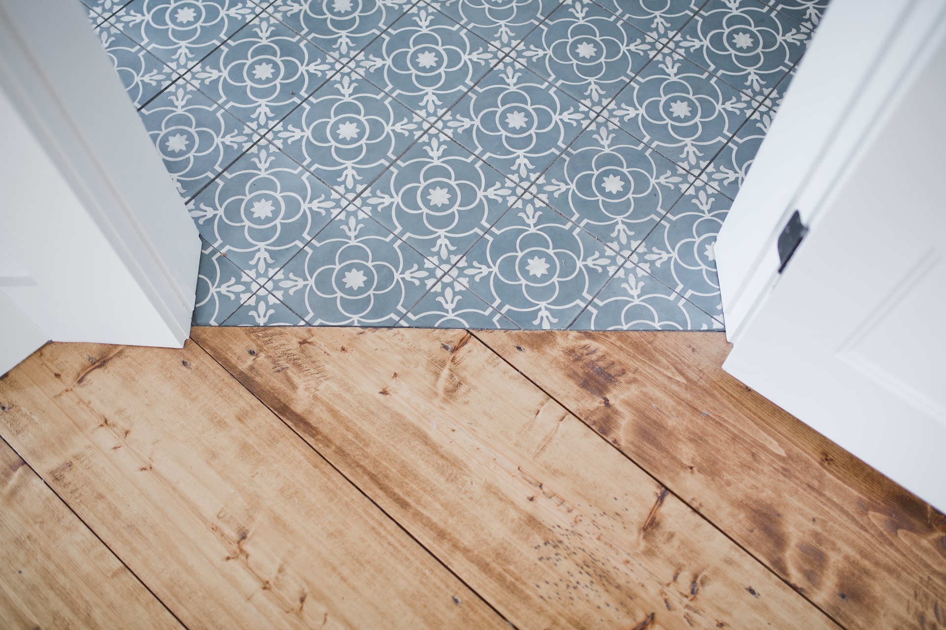Parquet Chêne et carrelage géométrique — cuisine ouverte sur salon — ambiance contemporaine