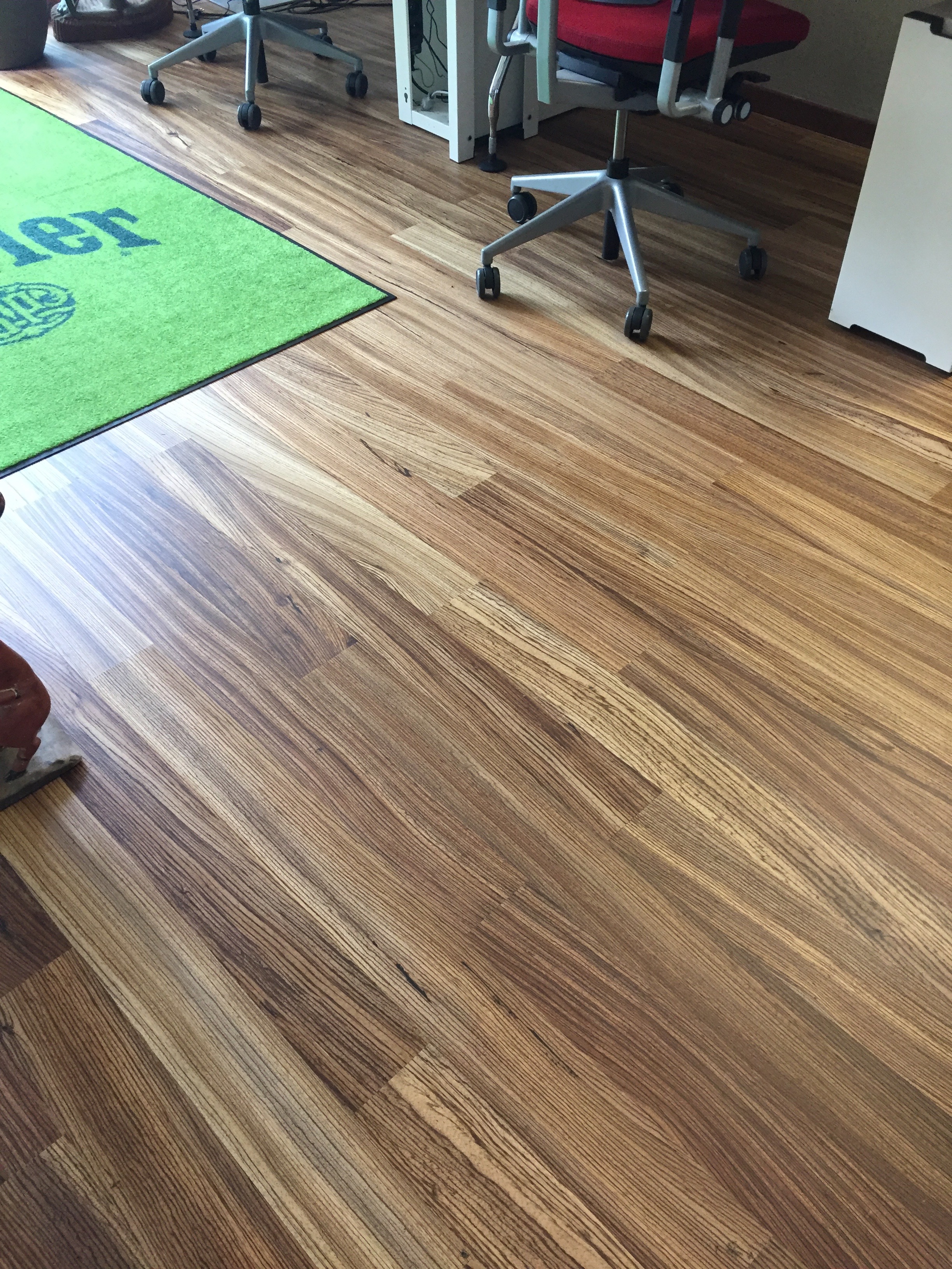 Parquet Zebrano — salon lumineux — rayures naturelles zébrées