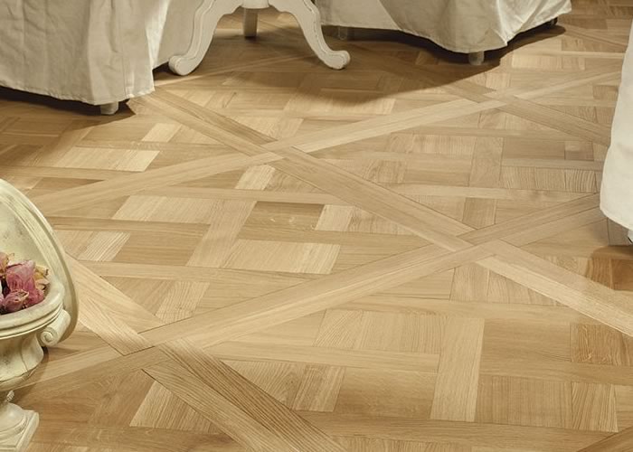 Parquet Versailles en chêne massif, panneaux à la Française, salon élégant